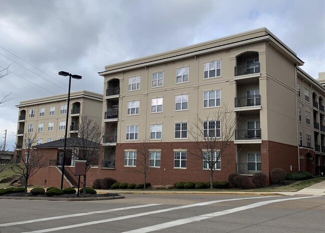 Building Photo - SPACIOUS 2-Bed, 2-Bath Condo WITH POOL, HO...
