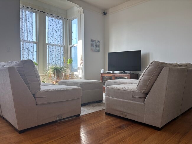 Building Photo - 79 Coleridge St