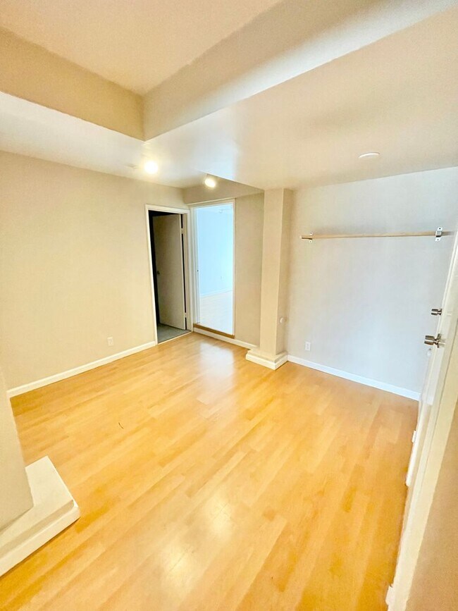 Building Photo - Beautiful 3 Bed / 2 Bath Sunset/Parkside Home!