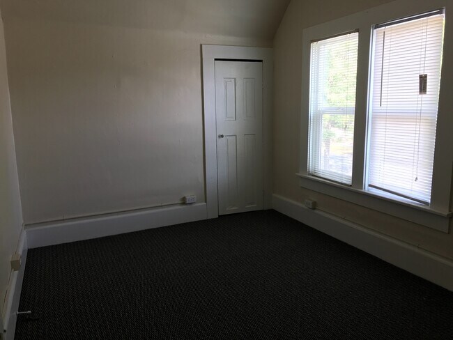 Building Photo - 2 Bedroom 1 bath near UO