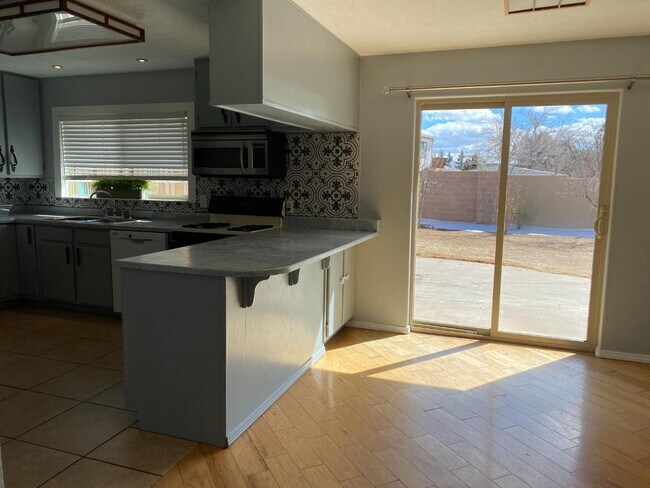 Building Photo - 2300 Stevens Dr NE