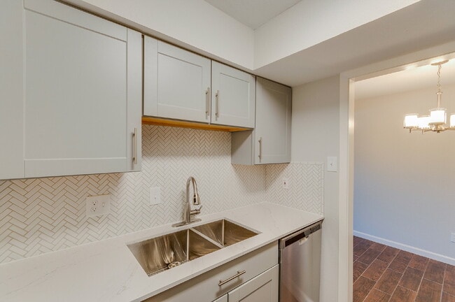 Building Photo - 2 BEDROOM/2 BATH FABULOUS LOCATION AT THE DESIRABLE ENERGY CORRIDOR