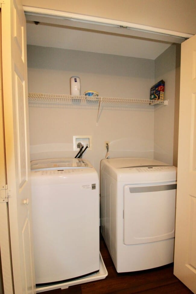 Building Photo - 2 Bedroom Home with Garage!