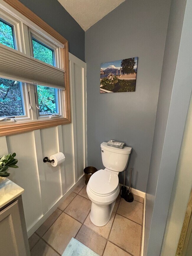 Building Photo - Beautiful 4 Bedroom Home In Mt. Lebanon!