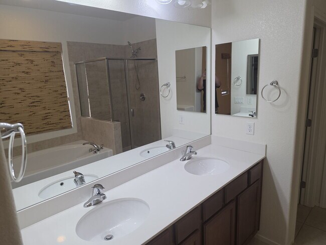 Building Photo - 4 Bedrooms PLUS loft and office/den in Cadence!