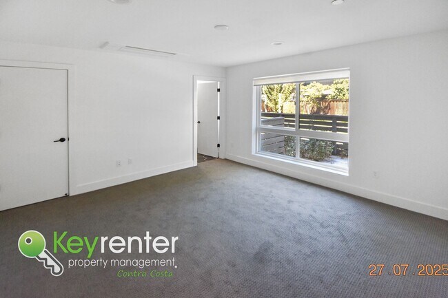 Building Photo - Newer Energy Efficient Luxury Townhouse in...
