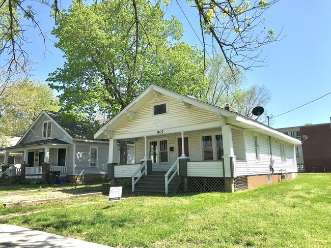 Building Photo - 807 W College St