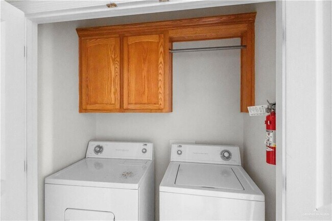 Building Photo - 3036 Scottland Dr