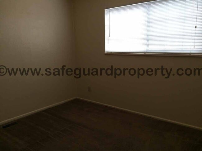 Building Photo - Spacious 3 Bedroom Townhome