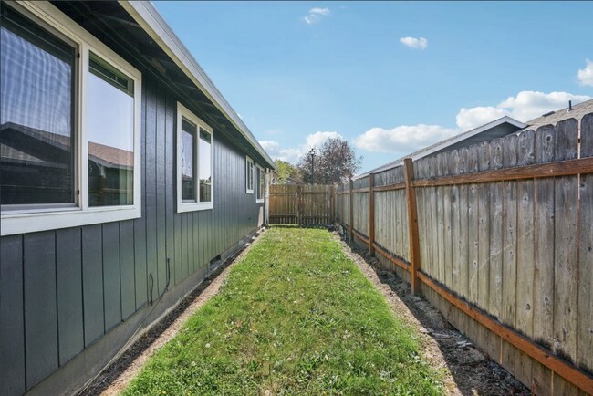 Building Photo - Open Concept: 3 Bed, 1.5 Bath Hidden Gem!