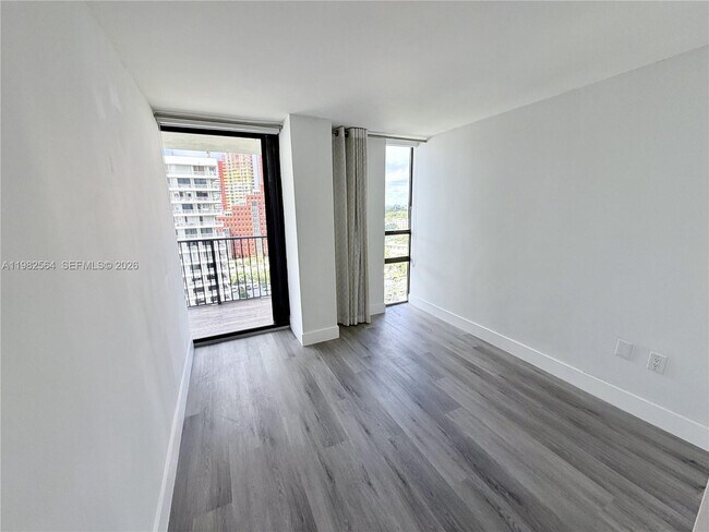 Building Photo - 1450 Brickell Bay Dr