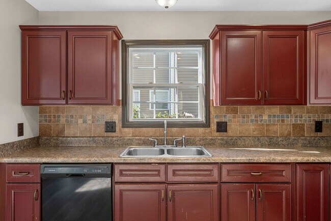 Building Photo - 4 Bedroom Pet Friendly Home For Rent!