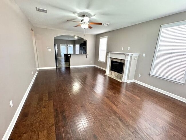 Building Photo - Move In Special! , Style, Gated Community,...