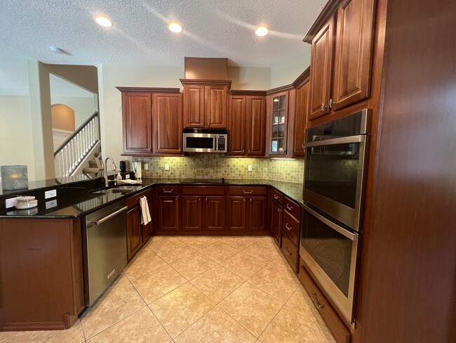 Building Photo - Beautiful 5 Bed 4 Bath Pool Home in the gu...