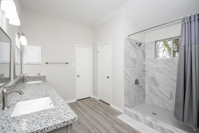 Building Photo - 15315 Cedar Ridge Dr