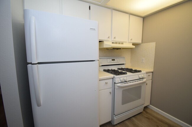 Building Photo - Spacious 1 bed 1 bath Condo on Foothill Dr!
