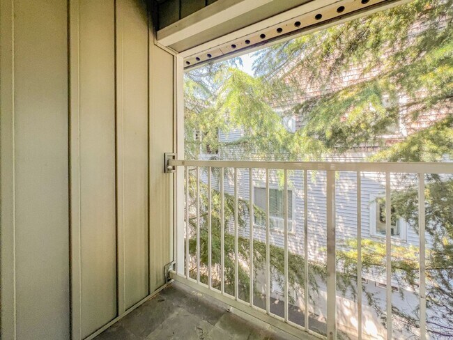 Building Photo - 2Bd/1.75Ba Seattle Condo
