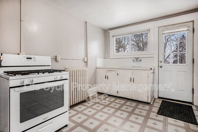 Building Photo - 247 Sweet St NE