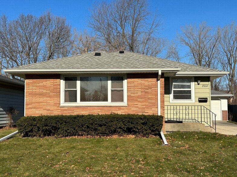 Building Photo - 802 Carrington Ave