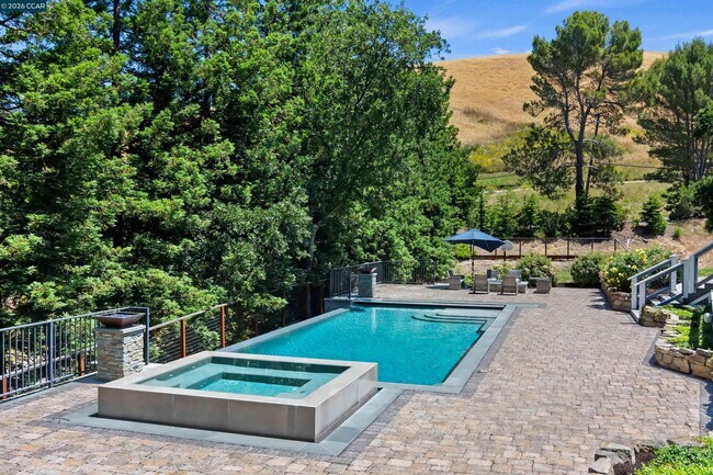 Building Photo - 2324 Saddleback Dr