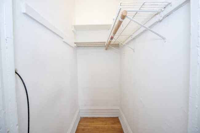 Building Photo - 921 S Laflin St