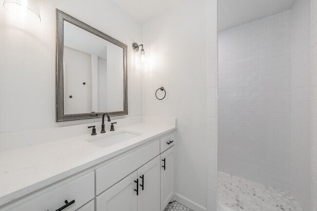 Building Photo - CHARMING HOME Close to TCU Campus!