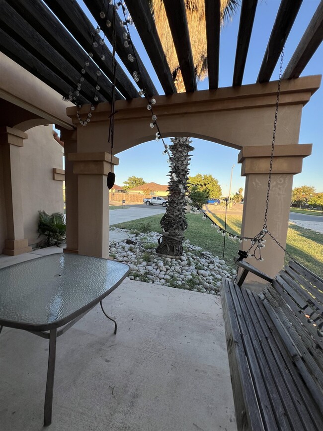 Building Photo - 373 Lenora Ave