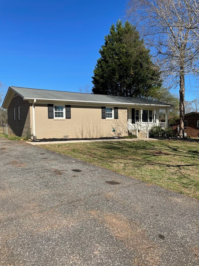 Building Photo - 3 Bedroom 2 Bath Home in Greer  Near Lake ...