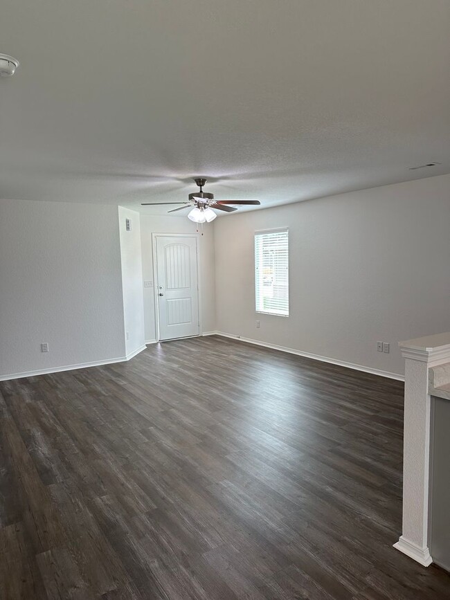 Building Photo - *Pre-leasing* NEWER Three Bedroom | Two Ba...