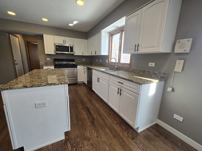 Building Photo - 1565 Old Barn Cir