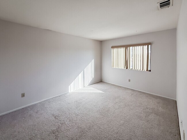 Building Photo - 40041 Zamura Ct