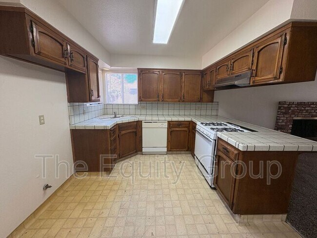 Building Photo - 947 W Seeger Ave