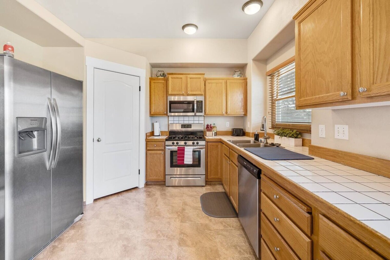 Building Photo - 2416 S Tiger Lily Dr