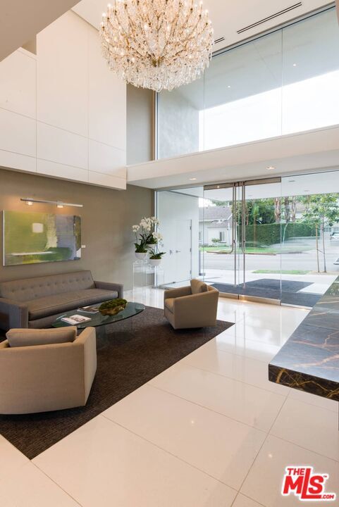 Building Photo - 838 N Doheny Dr