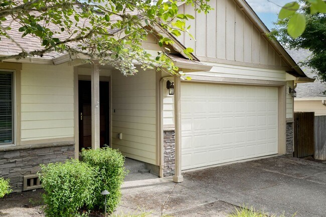 Building Photo - 4 bed + loft, 2.5 bath near Downtown Salem!