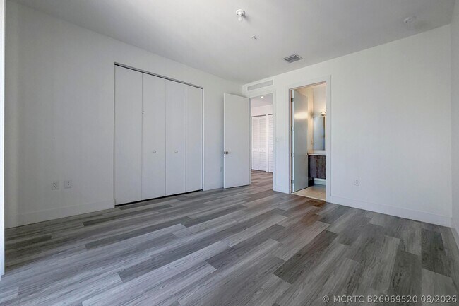 Building Photo - 405 NE 35th Ct