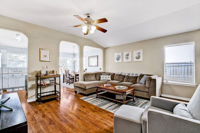Building Photo - Stunning Open-Concept Home with Modern Amenities and Prime Location