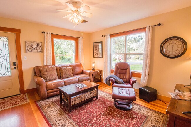 Building Photo - Zara's Cottage: Fully Furnished,  blocks t...