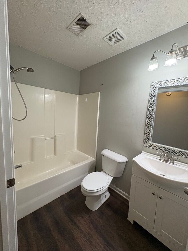 Building Photo - Spacious 3 Bed 2 Bath Home With Garage!!