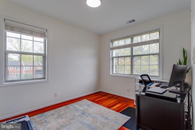 Building Photo - 2707 S Walter Reed Dr