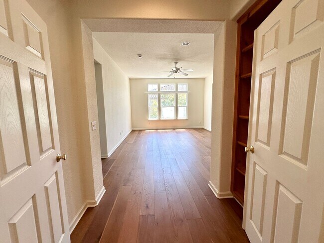Building Photo - Large 5bd/3ba 3500sqft Home in Hamilton, Novato