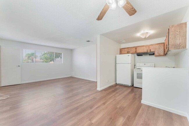 Building Photo - Cute Condo with Pool View!