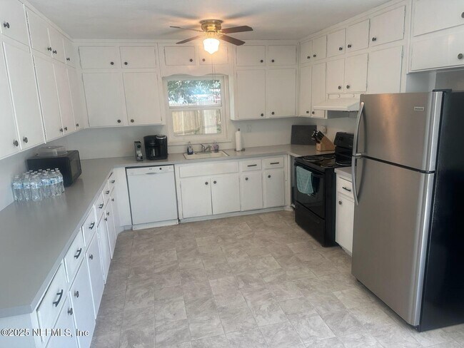 Building Photo - 5330 Oak Forest Dr