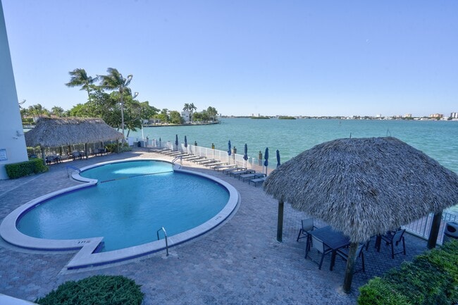 Building Photo - 10350 W Bay Harbor Dr