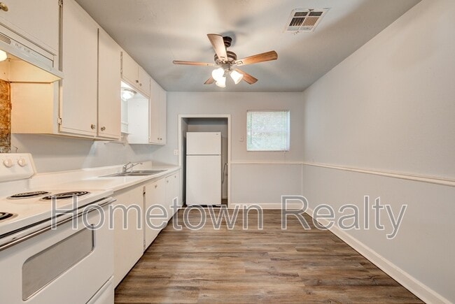 Building Photo - 9809 N McKinley Ave