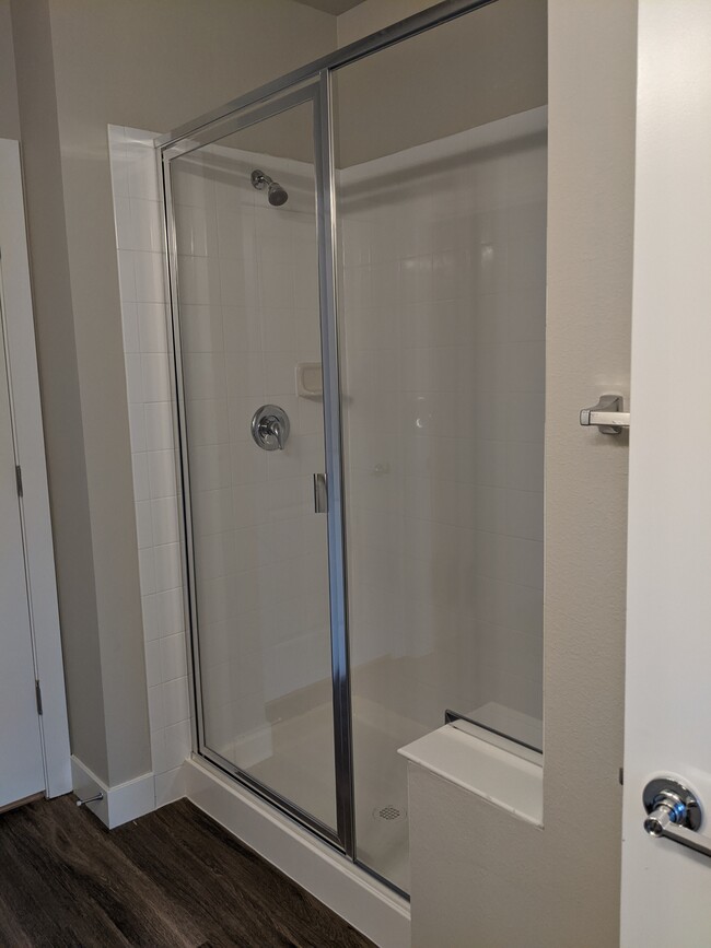 Spacious shower with built-in bench - 14341 E Tennessee Ave