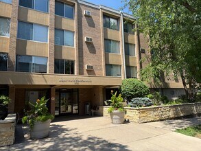Building Photo - Lovely Lowry Hill 1 Bedroom Condo