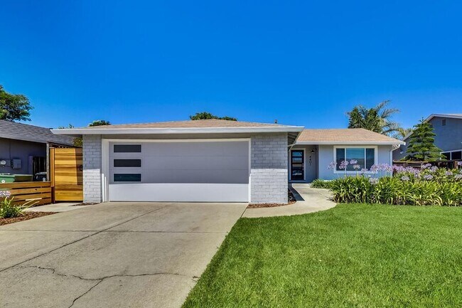 Building Photo - 4401 Castanos St