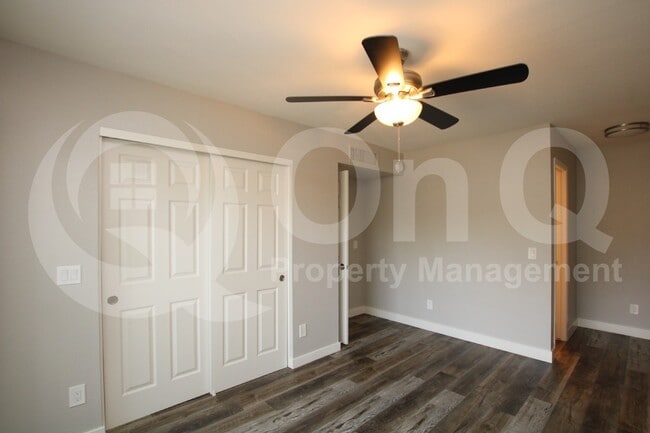 Building Photo - 2807 E Paradise Ln