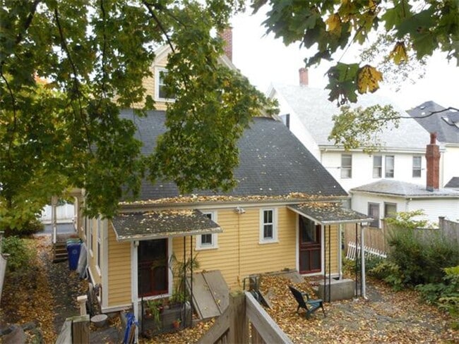 Building Photo - Newton Townhouse w/parking